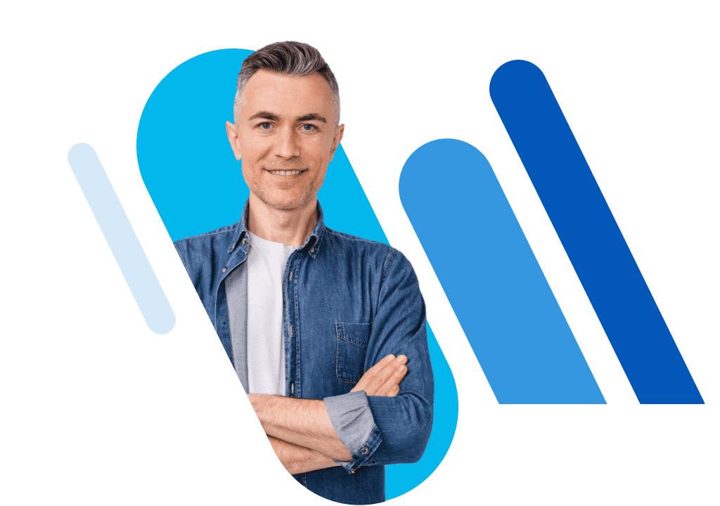 Lächelnder Mann mit Jeanshemd, der die Arme verkreuzt