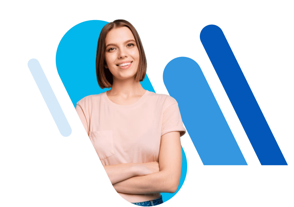 Lächelnde Frau mit verschränkten Armen, die ein rosa TShirt trägt