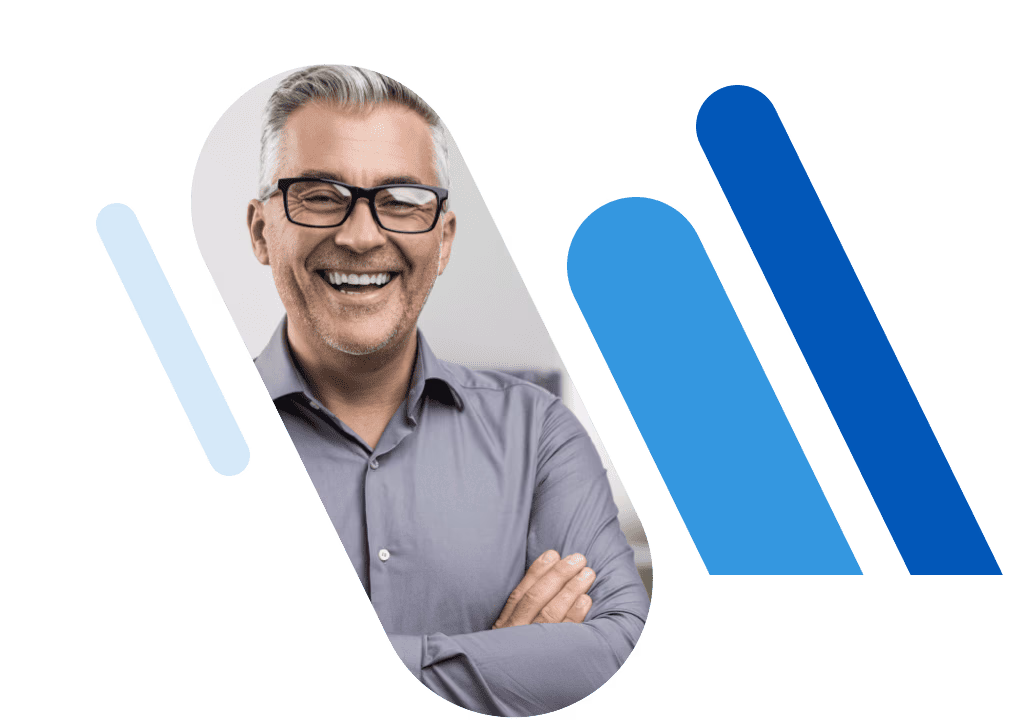 Älterer Mann mit Brille und dunkelgrauem Hemd, der die Arme verschränkt und lächelt